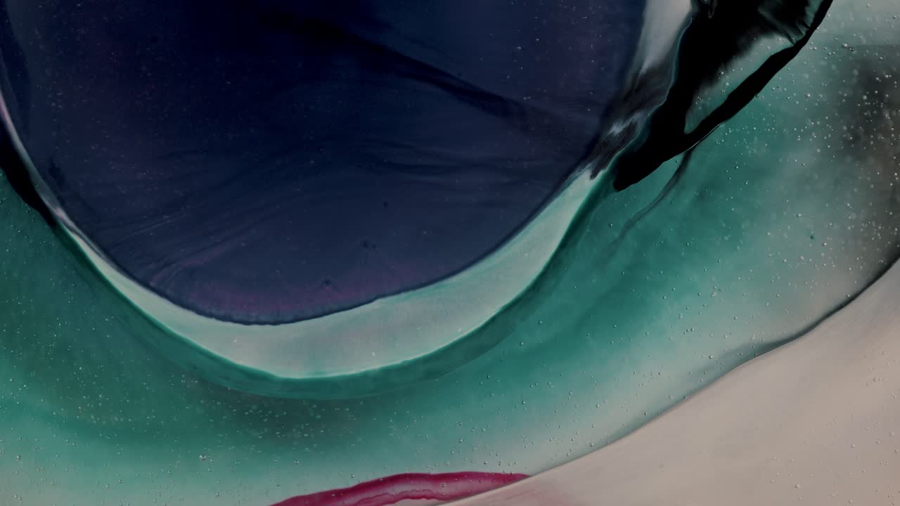 gota de tinta húmeda púrpura que se expande, explosión de la nebulosa de tinta, macro abstracto, cámara lenta,