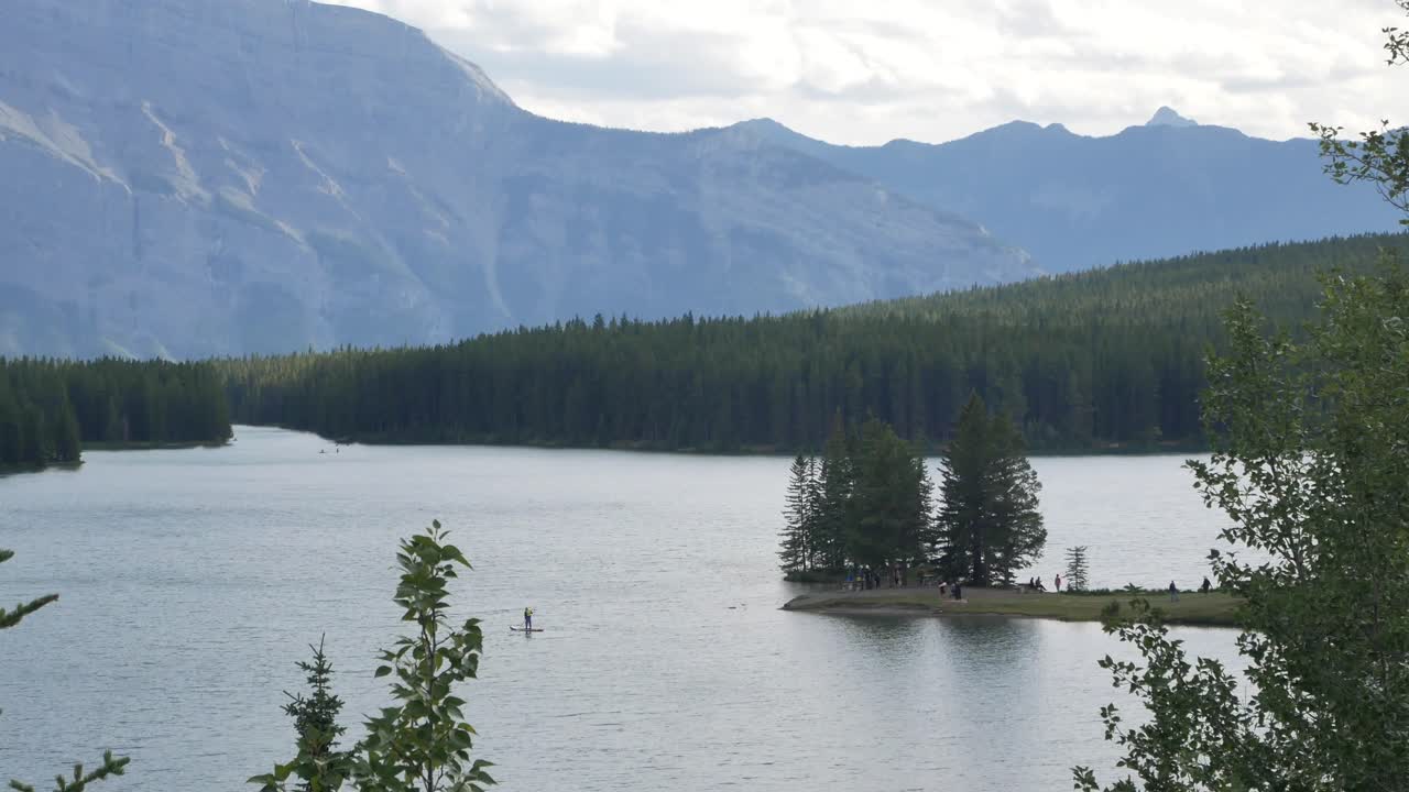 paisaje hermosa vista natural del lago two jack con un hermoso bosque de pinos y montañas rocosas en el fondo en el parque nacional de banff, alberta, canadá en verano sol durante el día