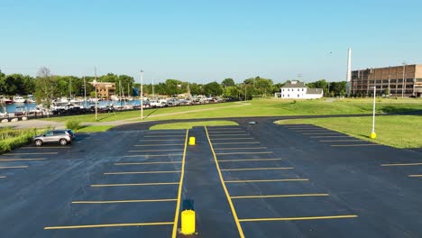 cima negra en hormigón, calor de verano en un estacionamiento