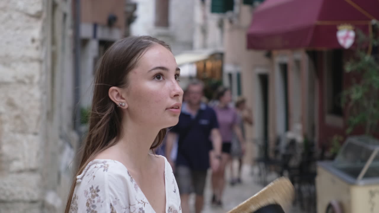 베네치아 골목 을 탐험 하는 젊은 여자