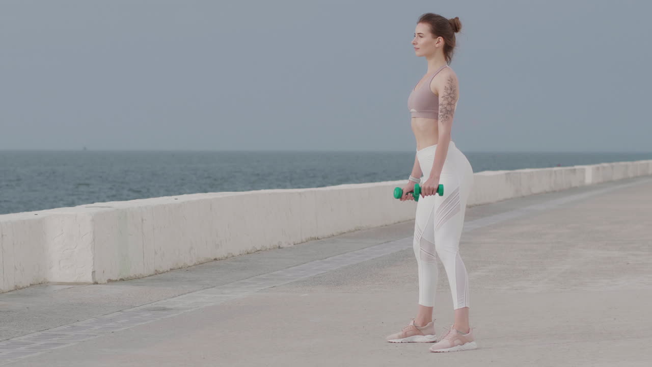 야외에서 스포츠를 하는 백인 여성.