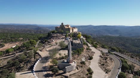 Unsere-Liebe-Frau-Von-Cabeza-Pilgerziel-Schrein-In-Andalusien-Landschaft-Spanien-Luftorbital