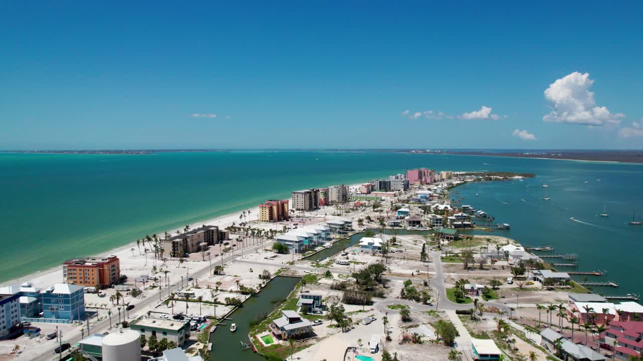 vista de las aves de avión no tripulado de la isla de fort myers en un día soleado