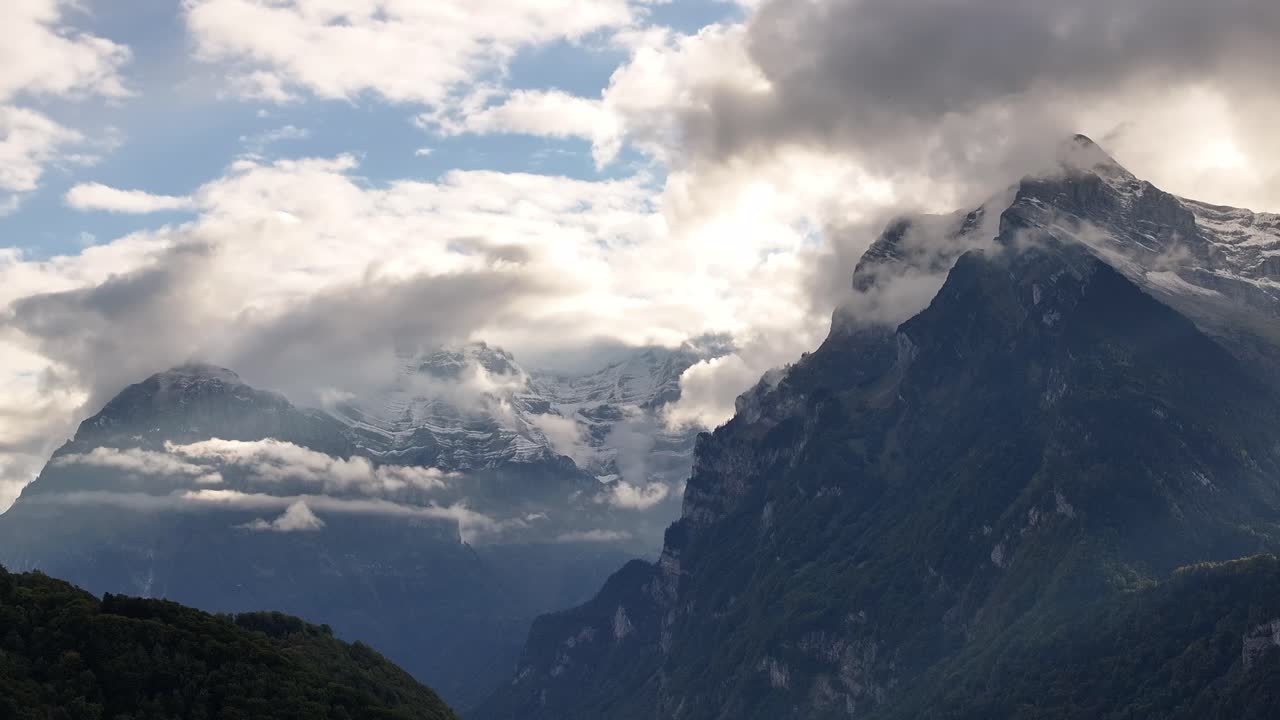majestuosa cordillera con nubes