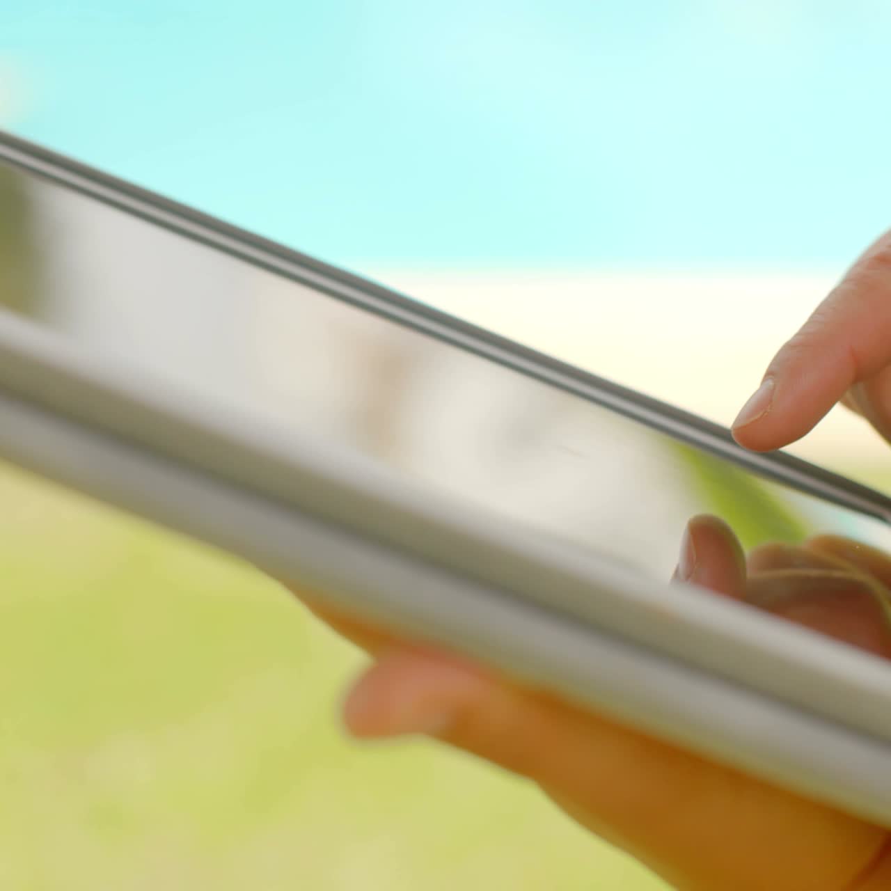 태블릿 장치에 입력하는 여자