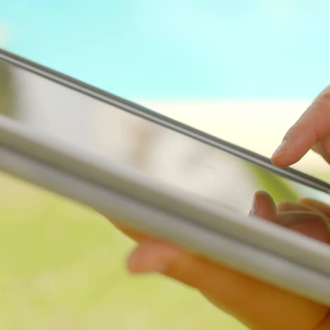 mujer escribiendo en un dispositivo de tableta