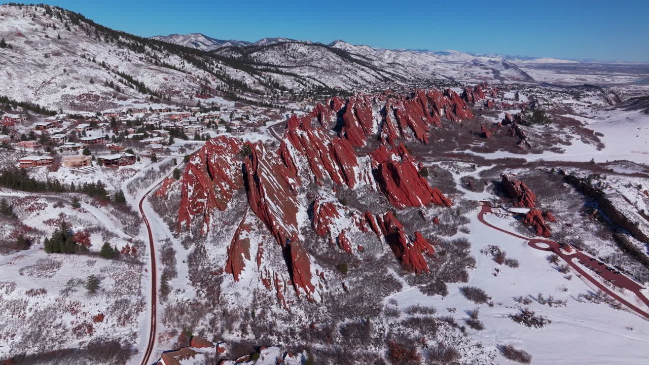 marzo mañana de invierno después de las nevadas impresionante roxborough state park colorado drone aéreo paisaje afilado dentado dramáticas formaciones de roca roja pies de denver rango delantero caminata cielo azul movimiento de espalda