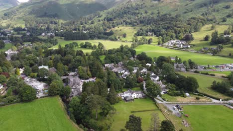 Grasmere-Village-Cumbria-Inglaterra-Imágenes-Aéreas-Pov-Día-De-Verano