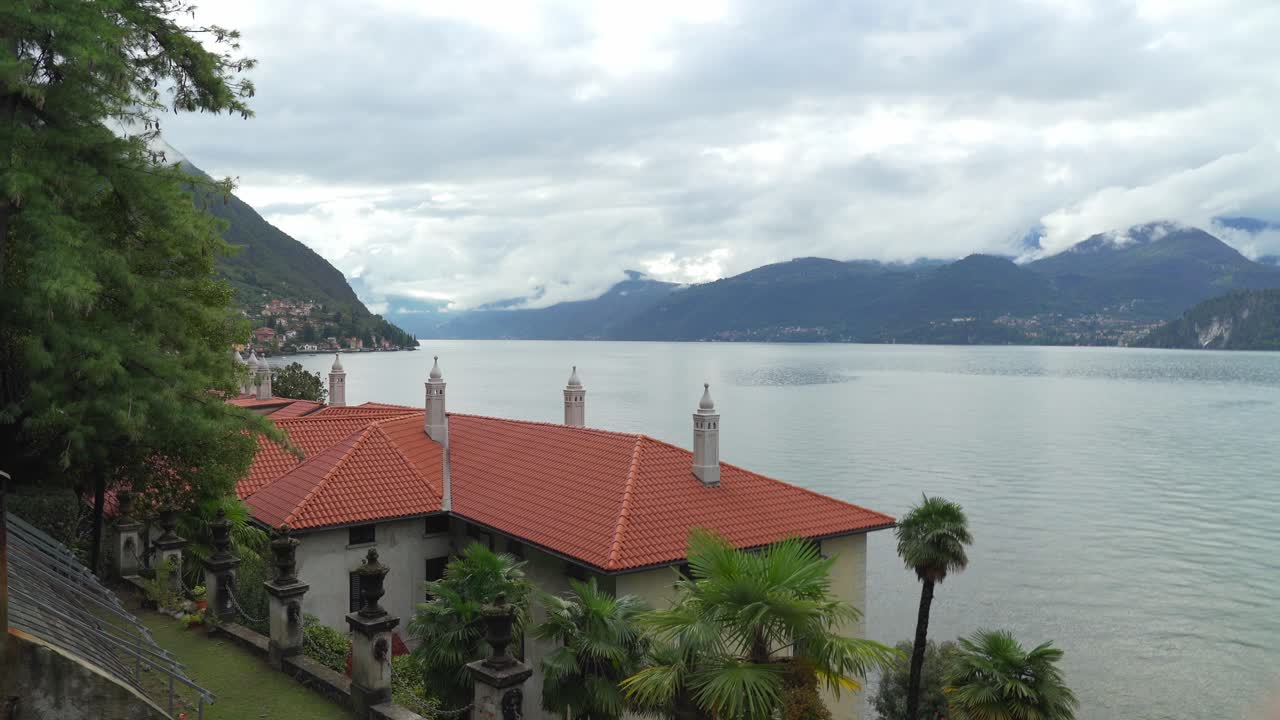 techo rojo hermoso edificio con vistas a la ciudad de varenna y el lago como