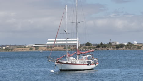 Gespanntes-Segelboot-In-Kalifornien