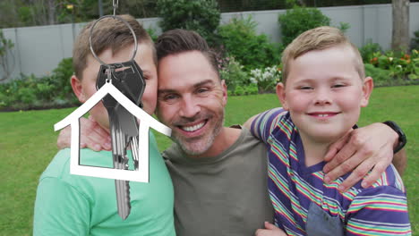 animación de casa de plata y llave sobre padre caucásico y hijos sonriendo.