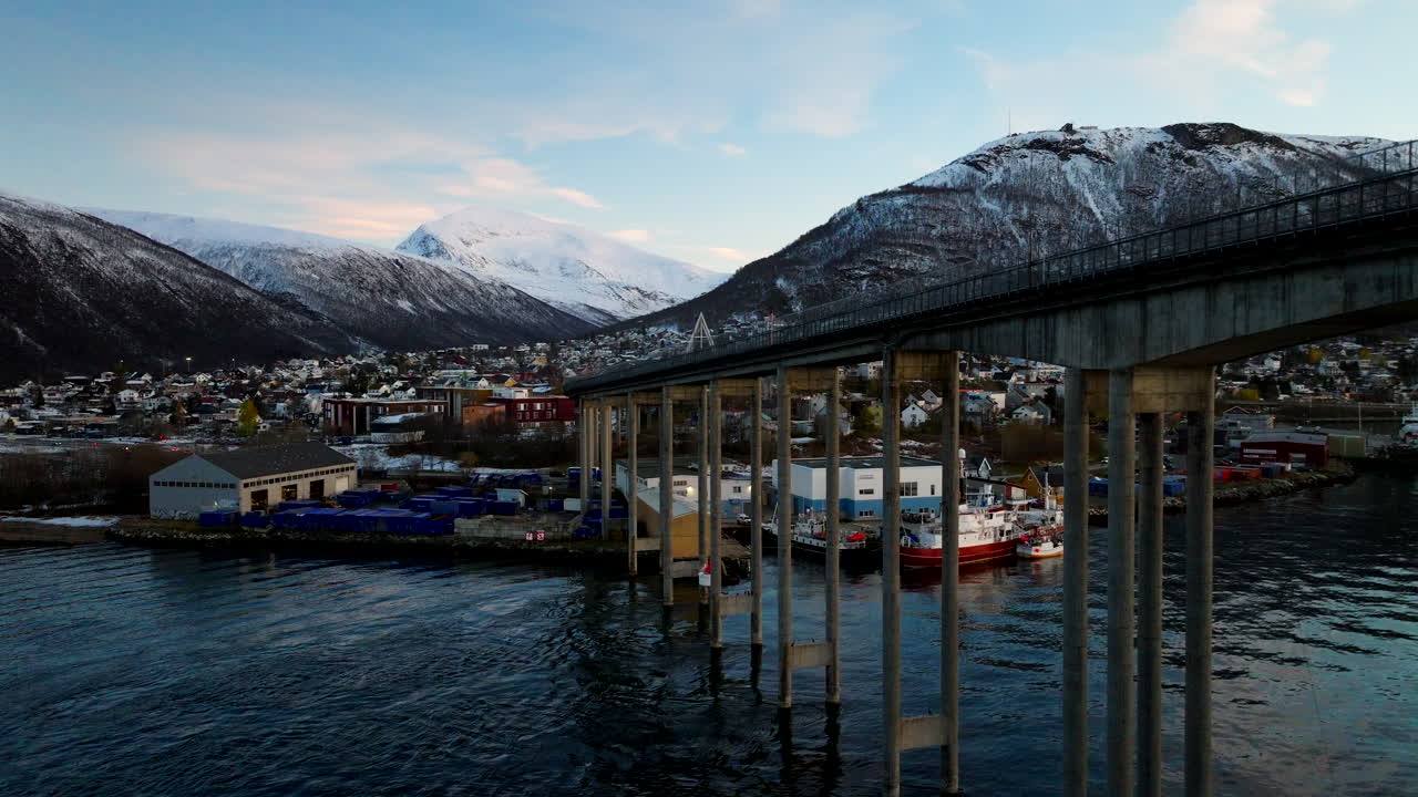 Luftaufnahme neben der Tromsø-Stadtbrücke zeigt die Arktische Kathedrale und leichten Schnee