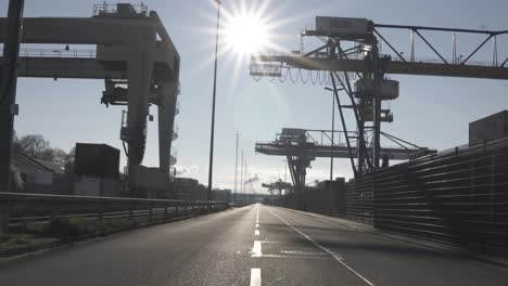 Riesige-Containerladekräne-An-Einem-Sonnigen-Nachmittag-Im-Hafen-Von-Manheim