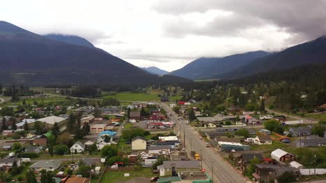 Über-Den-Dächern-Von-Clinton:-Eine-Panoramadrohne-Aus-Der-Perspektive-Dieser-Malerischen-Stadt-In-British-Columbia