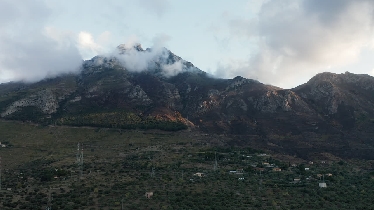 pico rocoso del monte san calogero envuelto por nubes en palermo, sicilia, italia