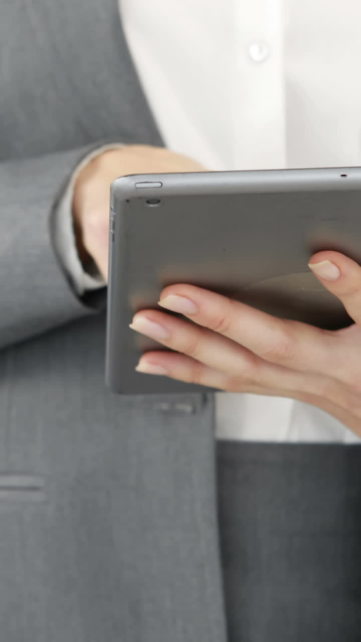 mujer de negocios usando su tableta digital