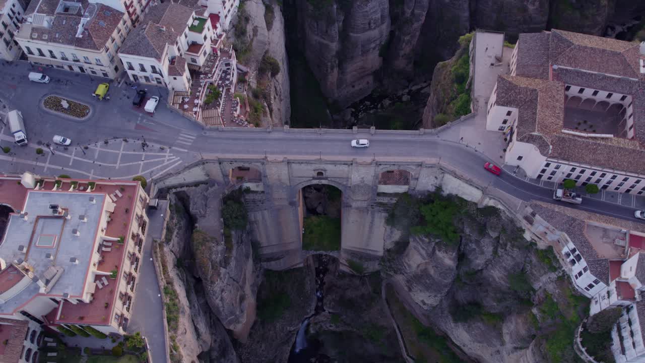 Ponte di Ronda a picco con traffico a Malaga, Spagna