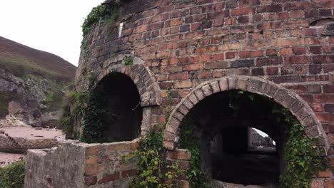 Porth-Cubierto-De-Maleza-Abandonada-Domo-De-Ladrillos-Galés-Horno-Ruinas-Tire-Hacia-Atrás-A-Través-Del-Arco