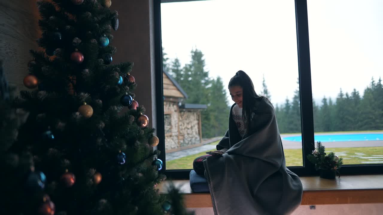 크리스마스 시즌 에 창문  에서 휴식 하는 여자