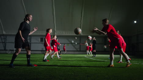 equipo de fútbol femenino practicando en el interior