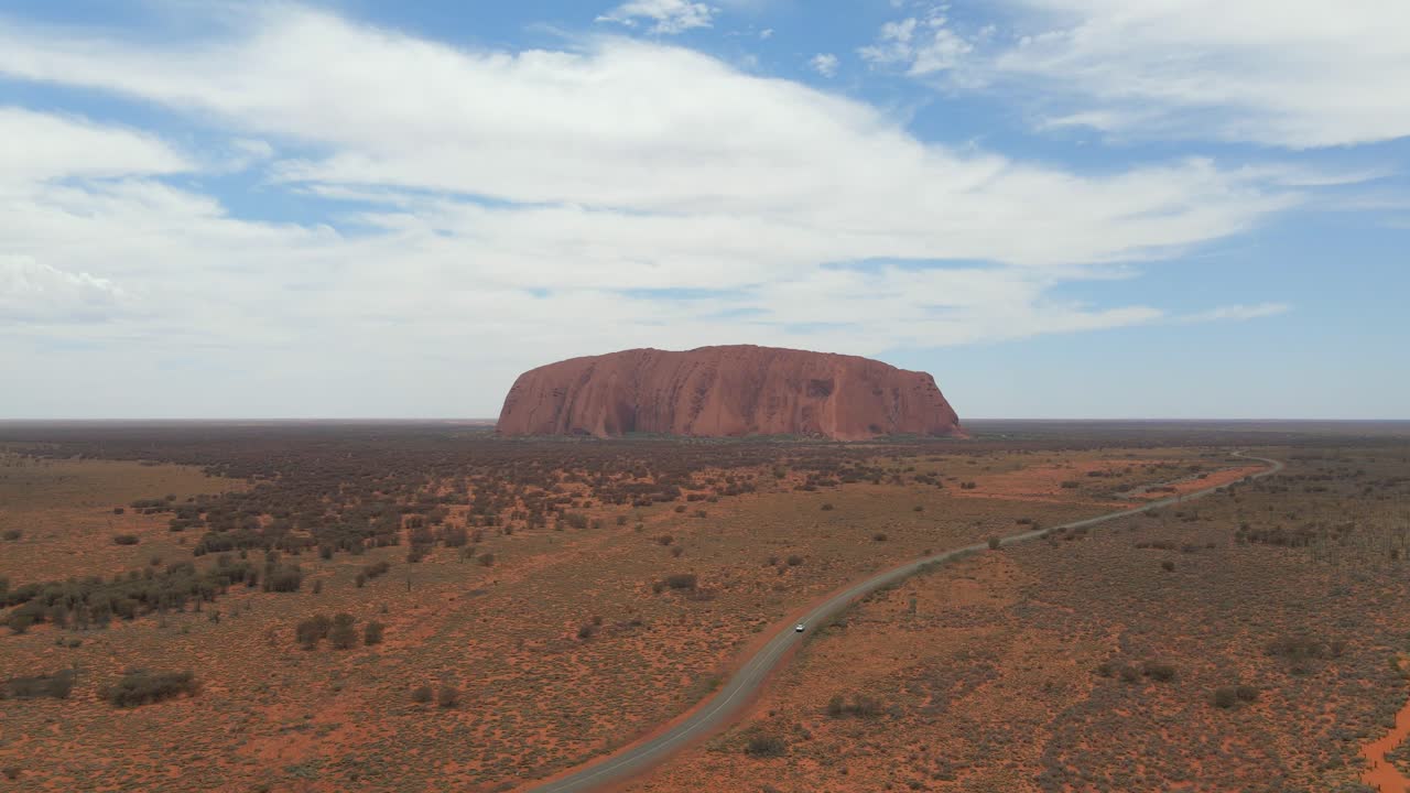 호주 노던 테리토리의 울루루-카타추타 국립공원 에어즈록 근처 도로에서 자동차 여행