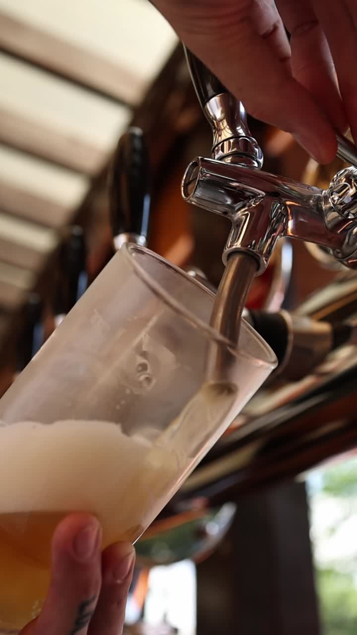 echando una cerveza.