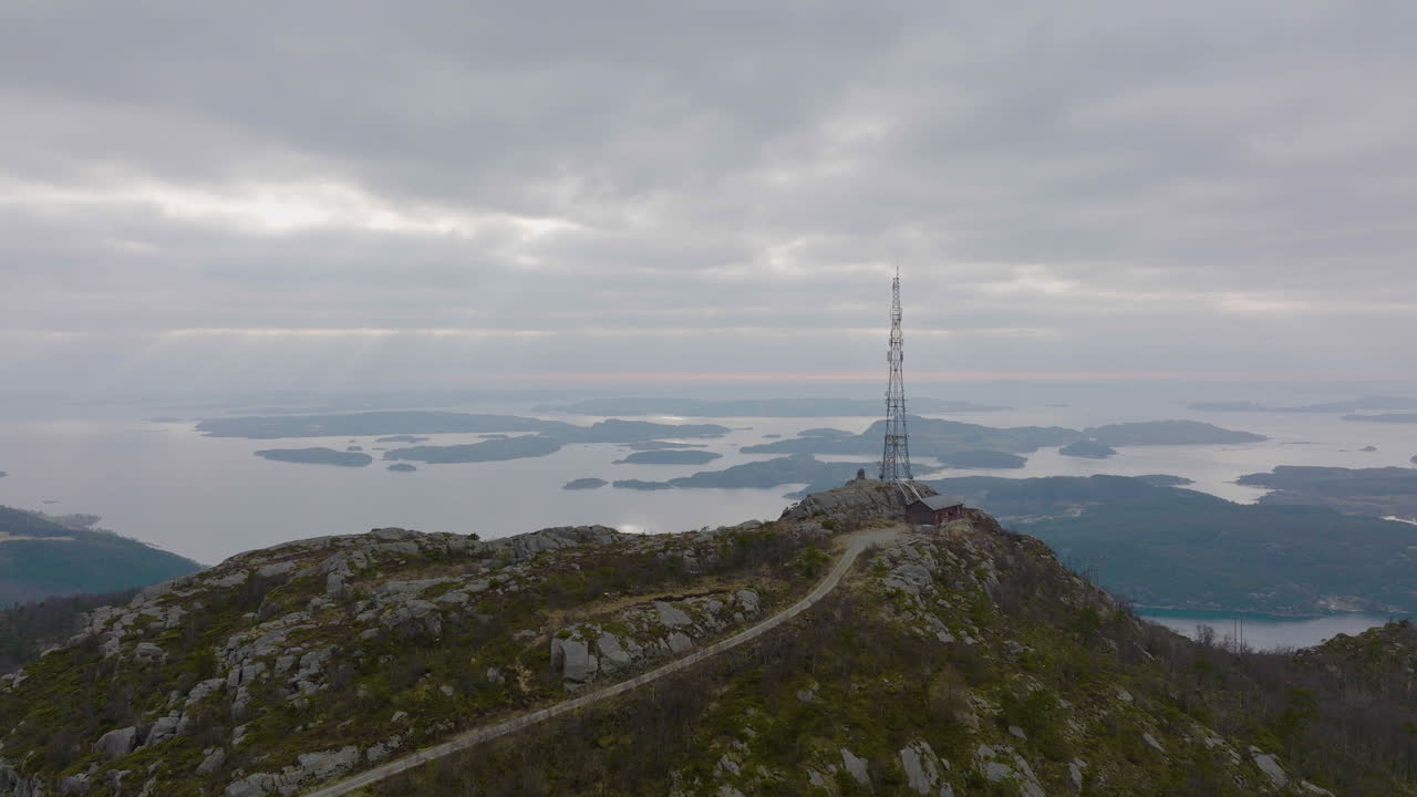 시골 산에 있는 5g 전화 마스트와 통신 타워