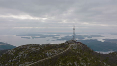 mástil telefónico 5g y torre de telecomunicaciones en montañas rurales