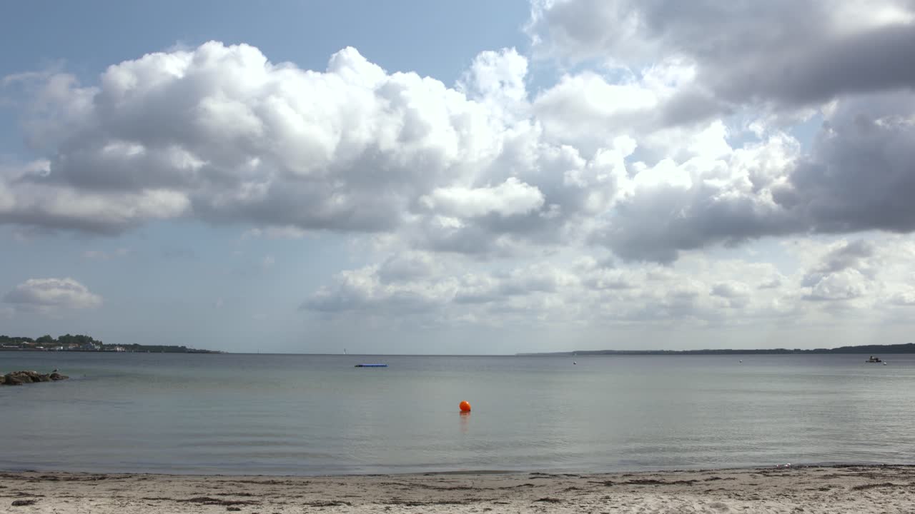 vista panorámica de las nubes sobre el mar báltico el día de verano en alemania