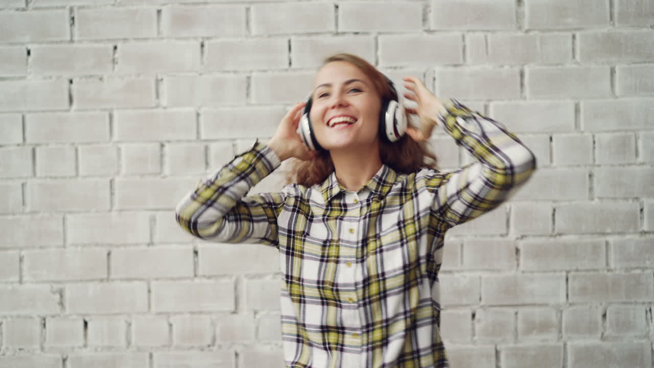 Baile de la mujer con los auriculares