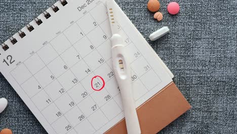 kit de prueba de embarazo en un calendario de cerca ,