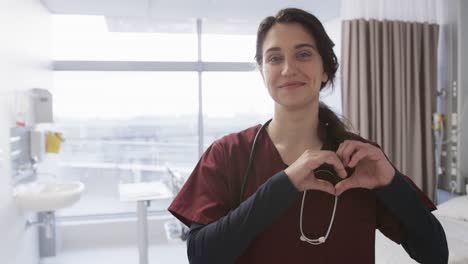 Retrato-De-Una-Feliz-Doctora-Caucásica-En-La-Habitación-Del-Hospital,-Cámara-Lenta