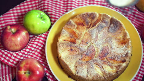 Espolvorea-Azúcar-En-Polvo-Sobre-La-Tarta-De-Manzana-Recién-Horneada.-Pastel-De-Manzana-Listo-Para-Comer