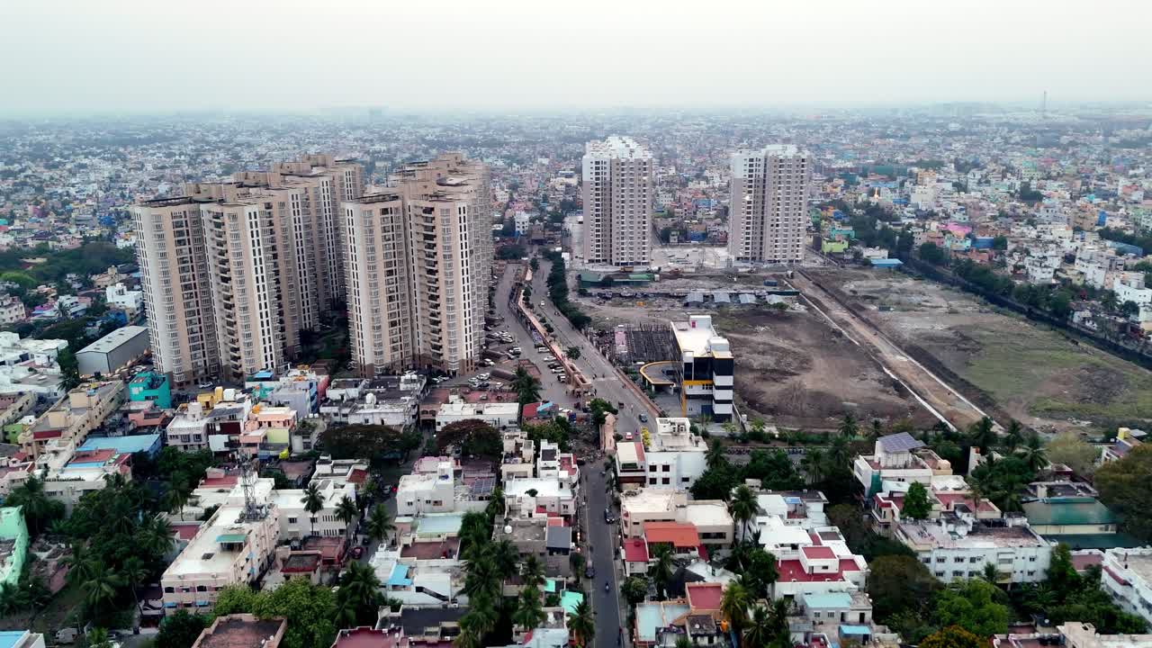 Un filmato aereo da drone ad angolo elevato di Natesan Nagar, Chennai, al crepuscolo. Il video mostra l'imponente presenza del nuovo complesso residenziale TAISHA - AIS.