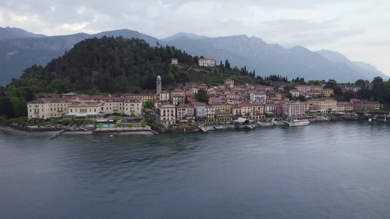 pintoresco bellagio en popular destino turístico, lago de como, italia