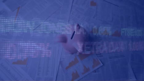 animación del procesamiento de datos financieros sobre la alcancía que cae en los papeles financieros