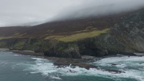 Toma-De-Drones-De-Los-Hermosos-Acantilados-Altos-En-La-Isla-Achill-Durante-Un-Día-Nublado-En-Primavera