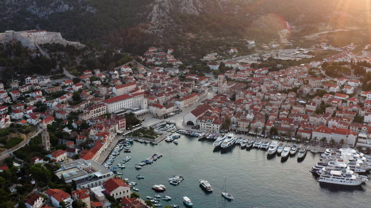 ciudad y puerto de hvar con yates y barcos de lujo desde arriba al amanecer en croacia