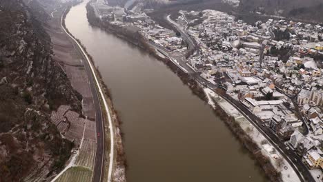 Luftdrohne-Eines-Deutschen-Flussdorfes-Mit-Boot---Bewertet