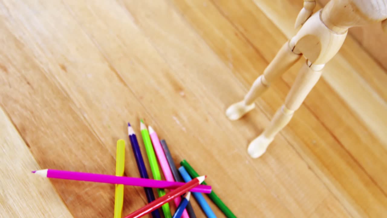 figurina mirando el lápiz