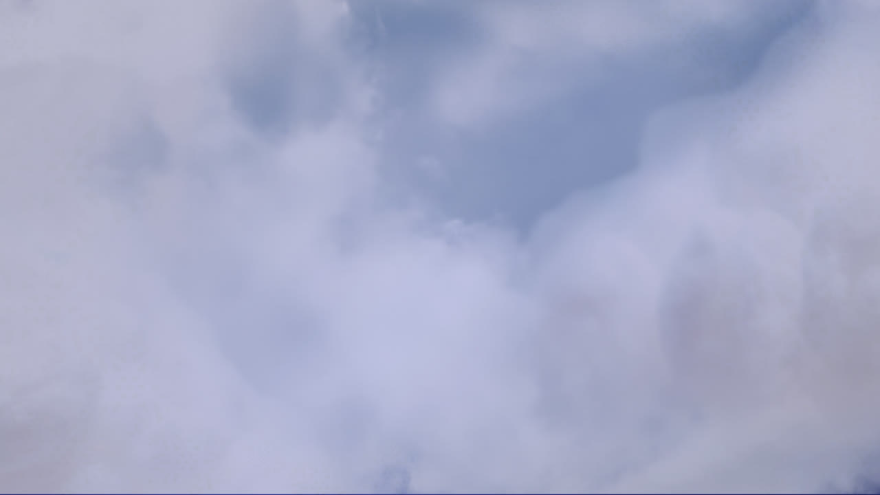 animación del cielo lleno de nubes en movimiento