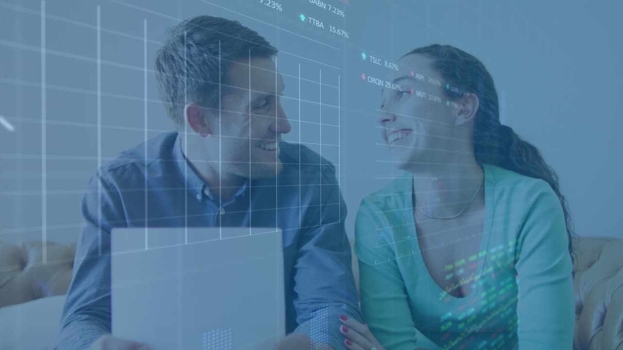 animación del procesamiento de datos financieros sobre una pareja caucásica usando una computadora portátil