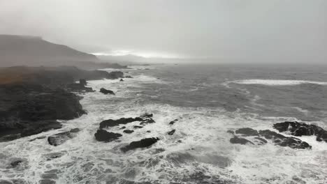 Imágenes-Aéreas-Sobre-Una-Playa-Negra-En-Djupavogshreppur,-Islandia-1