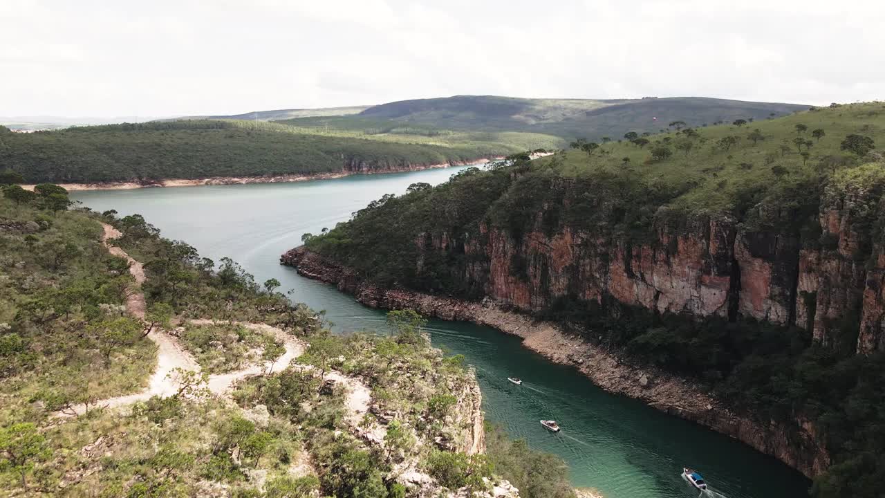 imágenes cinematográficas de drones - volando de lado sobre el río mostrando montañas en minas gerais en brasil
