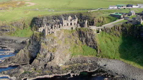 Una-Toma-Aérea-Ampliada-Del-Castillo-De-Dunluce-En-Irlanda,-El-Escenario-De-La-Serie-Juego-De-Tronos