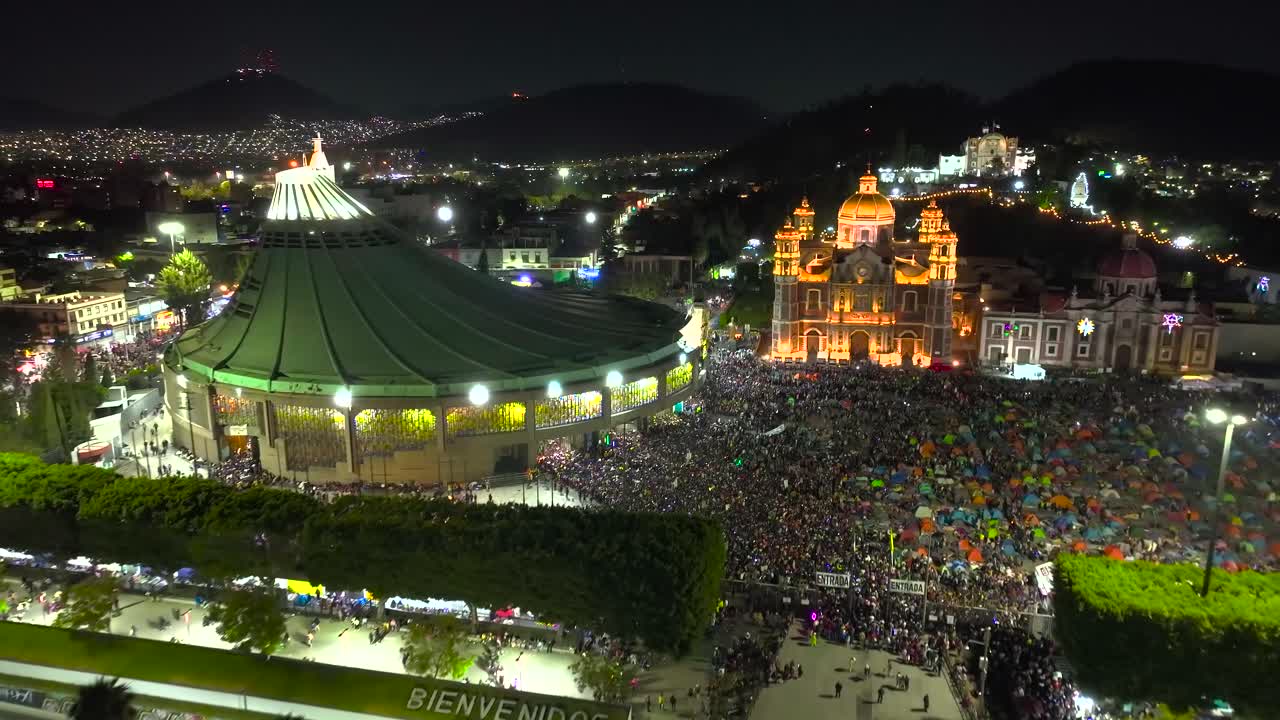 peregrinos de nuestra señora de guadalupe que pasan un día completo en el santuario, patrona de las américas - vista aérea