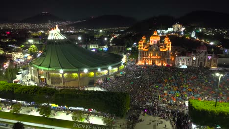 Peregrinos-De-Nuestra-Señora-De-Guadalupe-Que-Pasan-Un-Día-Completo-En-El-Santuario,-Patrona-De-Las-Américas---Vista-Aérea