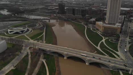 Puente-De-Columbus-Tire-De-La-Plataforma-Rodante