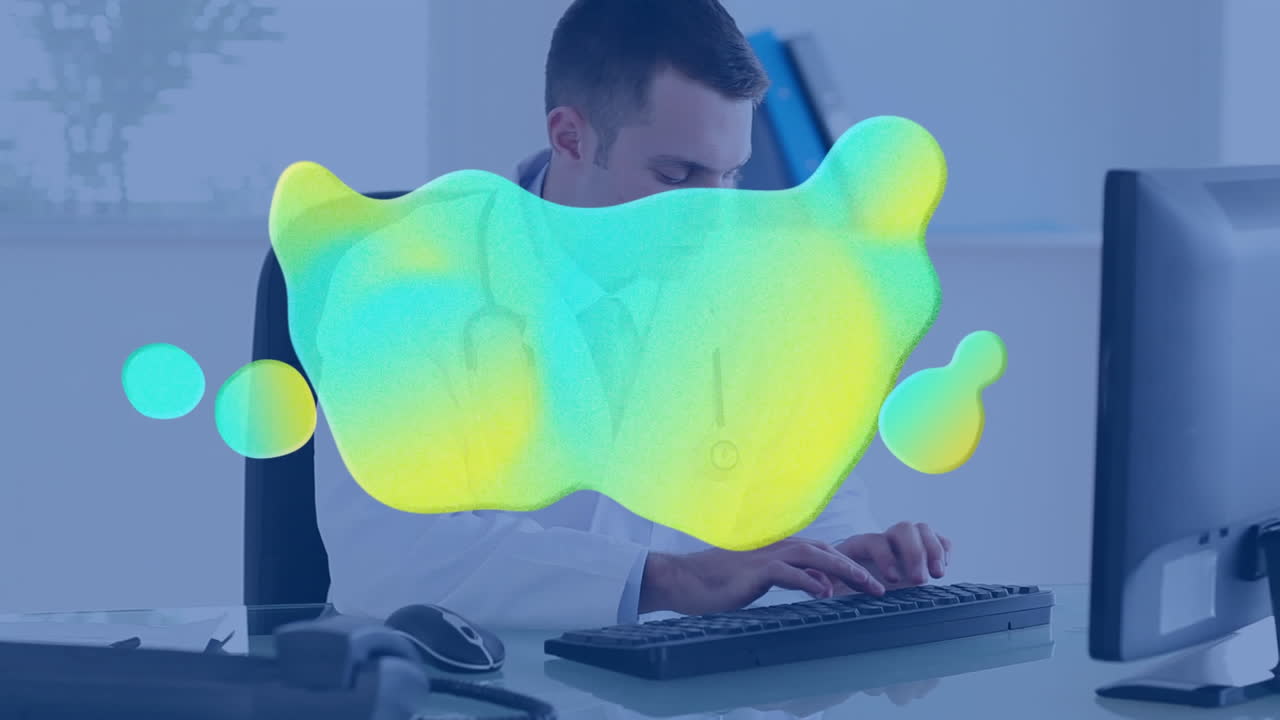 animación de salpicaduras verdes y amarillas sobre un médico masculino usando una computadora