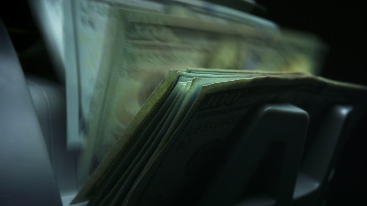 equipo para el cálculo de la moneda. billetes de dólares en la máquina de contar divisas